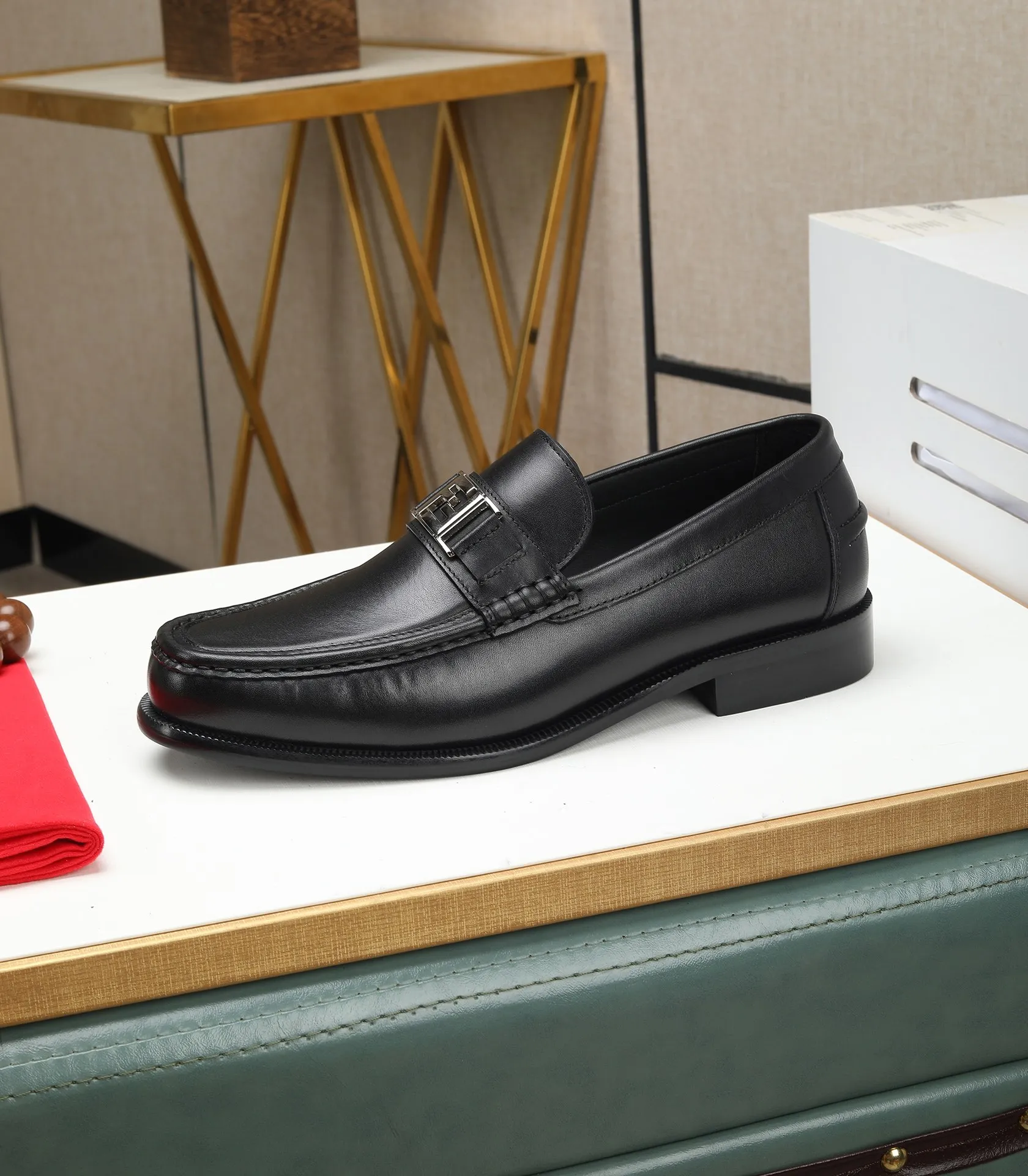 Men's shoes 💰580 (high-end, full cowhide) FENDI Fendi high-end formal leather shoes, original Italian imported cowhide surface + cowhide lining, original hardware, I believe you will be impressed from the first time you see it. The avant-garde atmosphere can no longer fully interpret its elegance. AAA grade rubber outsole, super comfortable. Original counter last, ensuring its original version and quality. The simple upper ensures its comfort and breathability. A pair of truly good shoes has its own unique soul, famous quality, regular size 38-44 (45 46 customized)
